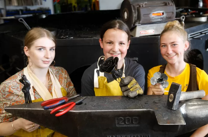 Trots tonen vwo-leerlingen Diede Polman, Kayi Vermaeten en Letizia Tammeling de rozen van staal die zij hebben gesmeed in Andelst.